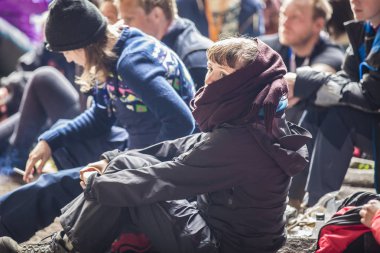 Traena, Norveç - 11 Temmuz 2015: Norveçli şarkıcı Anneli Drecker'ın Sanna Adası'ndaki Kirkehelleren katedral mağarasında ki konserinde, Traenafestival'de, traena adasında müzik festivali düzenlendi