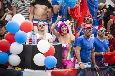 Amsterdam, Hollanda - 1 Ağustos 2015: Katılımcıların korunması insan hakları ve sivil eşitlik - Prinsengracht, Amsterdam Eşcinsel gurur geçit için yıllık olay