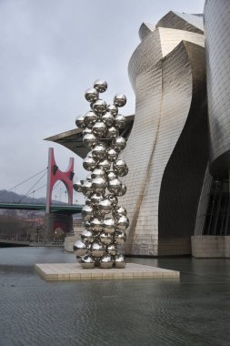 Bilbao, İspanya - 19 Mart 2015: Niki de Saint Phalle sergisi sırasında Bilbao 'daki Guggenheim Müzesi (27 Haziran 2015)) 