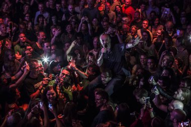 Amsterdam, Hollanda, 27 Mayıs 2016: İskoç folk rock grubu Travis'in melkweg konseri, Francis Healy kalabalıkta şarkı söylüyor