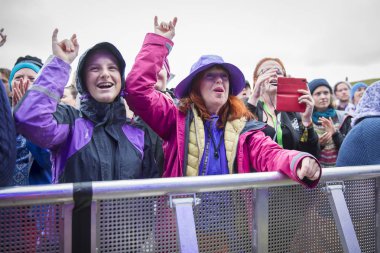 Traena, Norveç - 7 Temmuz 2017: Norveçli pop şarkıcısı Aurora'nın Traenafestival'deki konseri sırasında seyirciler yağmur altında tezahürat ve dans ediyor, traena adasında müzik festivali gerçekleşiyor