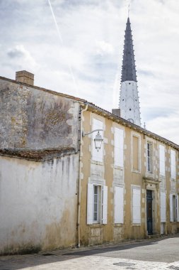Saint-Etienne kilisesi kulesiyle Ars en Re köyü, Fransa