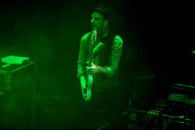 Amsterdam, Hollanda - 21 Şubat 2016: İngiliz psychedelic rock grubu Kula Shaker'ın Paradiso konser salonunda ki Albüm albümü K 2.0 için konseri