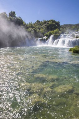 Güzel doğanın Manzara Görünümü, Su ve Şelale Krka Milli Parkı, Coatia at