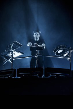 Nyon, İsviçre - 18 Temmuz 2017: Fransız elektronik müzisyeni Petit Biscuit'in Paleo Festivali'ndeki konseri