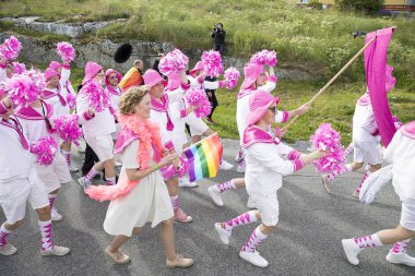 Traena, Norveç - 07 Temmuz 2017: Traenafestival sırasında Traena gay Pride'a katılan pembe üniformalı Oslo Fagottkor korosundan erkekler, traena festivali sırasında müzik festivali, traena küçük adada gerçekleşecek müzik festivali