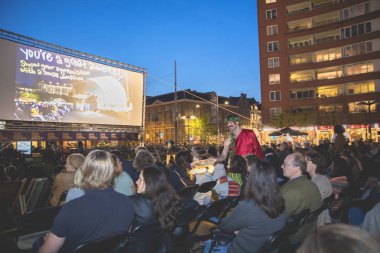 Amsterdam, Hollanda - 22 Ağustos 2018: 16-25/08/2018 tarihleri arasında düzenlenen Dünya Sineması Amsterdam'da Marie Heinekenplein'de Brezilya filmi Benzinho'nun açık hava gösterimi