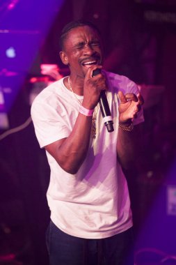 Amsterdam, Hollanda - 1 Temmuz 2016: Kültürel ve dünya müzik festivali Roots Amsterdam'ın bir parçası olarak Melkweg'de reggae şarkıcıları Gentleman ve Ky-Mani Marley konseri öncesinde Christopher Martin ile destek hareketi