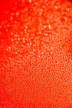 Soyut. Bir arabaya çiy damlaları düşer.