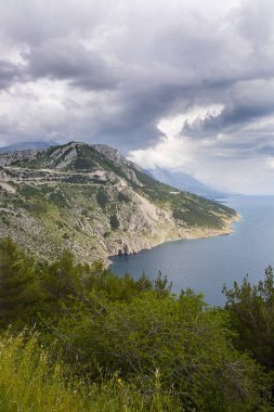 Dramatik bulutlu gökyüzü, Hırvatistan ile adriyatik denizinde aşağı gidiyor uçurumun havadan görünümü