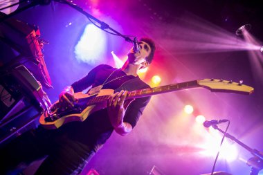 Amsterdam, Hollanda - 4 Ekim 2017: Amerikalı rock şarkıcısı Hanni El Khatib'in Bitterzoet Paradiso konseri öncesinde Fransız rock grubu Holy Oysters'ın destek sanatçısı