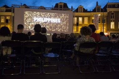 Amsterdam, Hollanda - 24 Ağustos 2016: 18-27/08/2016 tarihleri arasında düzenlenen Dünya Sineması Amsterdam'da, Marie Heinekenplein'de Arjantin filmi Road to la Paz'ın açık hava gösterimi