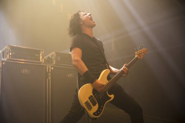 Amsterdam, Hollanda - 19 Mart 2017: Kanadalı hard rock heavy metal grubu Danko Jones'un Melkweg konseri