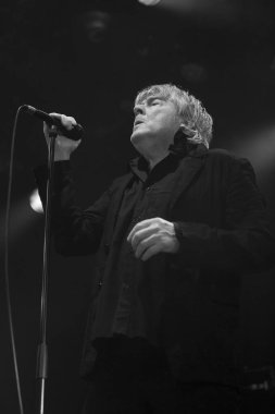 Amsterdam, Hollanda - 10 Şubat 2018: Belçikalı rock grubu Tjens Matic'in şarkıcı Arno ile melkweg konseri