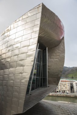 Bilbao, İspanya - 19 Mart 2015: Niki Saint Phalle sergisi sırasında Bilbao'daki Guggenheim Müzesi (27 Haziran 7, 2015) , Biscay, Bask Ülkesi, İspanya