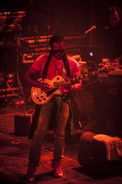 Amsterdam, Hollanda - 1 Temmuz 2016: Kültürel ve dünya müzik festivali Roots Amsterdam'ın bir parçası olarak Melkweg'de reggae şarkıcıları Gentleman ve Ky-Mani Marley konseri öncesinde Christopher Martin ile destek hareketi