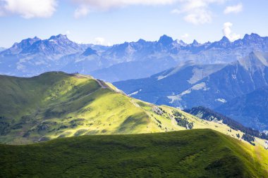 Bukolik yeşil yaz alp manzara, İsviçre Alpleri dağ masifi, kton du Valais, İsviçre