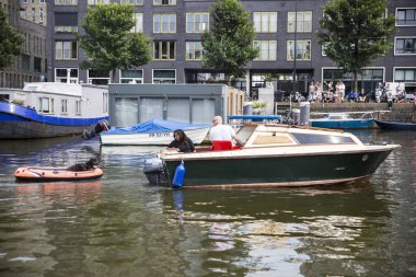 Amsterdam, Hollanda - 1 Ağustos 2015: Katılımcıların korunması insan hakları ve sivil eşitlik - Prinsengracht, Amsterdam Eşcinsel gurur geçit için yıllık olay