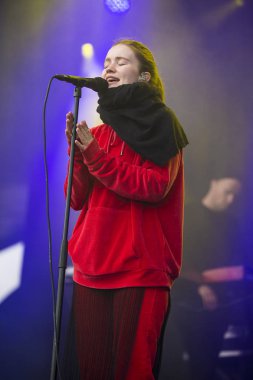 Traena, Norveç - 7 Temmuz 2017: Norveçli pop şarkıcısı Sigrid'in Traenafestival'deki konseri, küçük Traena adasında müzik festivali