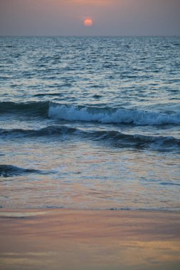 Yumuşak mavi ve pembe tonda okyanusta gün batımı