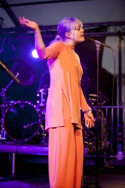 Traena, Norveç - 08 Temmuz 2016: Norveçli Pop Indie şarkıcısı Katrin Froder'In Traenafestival'deki konseri, traena adasında müzik festivali gerçekleşiyor