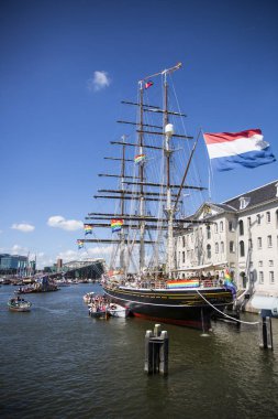 Amsterdam, Hollanda - 23 Temmuz 2016: Pembe Cumartesi kutlamaları sırasında Vondelpark'taki gösterilere ve etkinliklere katılan baba ve oğul 