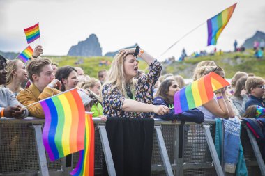 Traena, Norveç - 7 Temmuz 2017: Norveçli eşcinsel korosu Oslo Fagittkor'un Traenafestival'deki konseri, küçük Traena adasında müzik festivali
