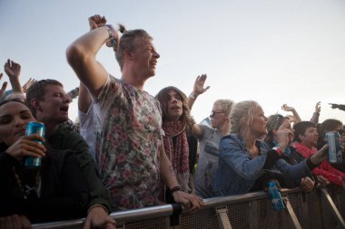 Traena, Norveç - 9 Temmuz 2016: Norveçli Punk Rock grubu Kuuk'un Traenafestival'deki konseri, küçük Traena adasında müzik festivali gerçekleşiyor