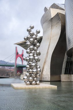 Bilbao, İspanya - 19 Mart 2014: Bilbao'daki Guggenheim Müzesi önünde Anish Kapoor'un yansımaları ile 80 paslanmaz çelik toptan oluşan Heykel 