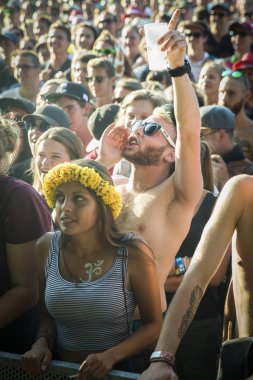 Nyon, İsviçre - 20 Temmuz 2017: Fransız ska grubu Tryo'nun Paleo Festivali konserinde tezahürat yapacak hayran kalabalığı
