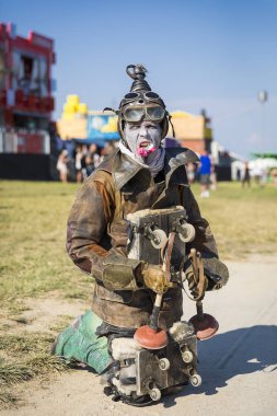 Nyon, İsviçre - 18 Temmuz 2017: Fantastik canavarlar gibi giyinmiş Belçikalı tiyatro ikilisi komedyenler tarafından gerçekleştirilen Devolution adlı sokak tiyatrosu gösterisi, Paleo Festivali'nde Compagnie d'Outre-Rue