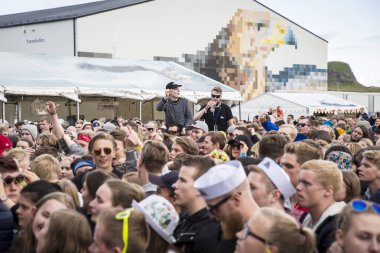 Traena, Norveç - 07 Temmuz 2016: Norveçli şarkıcı Astrid S'nin Traenafestivalen'deki konserinde tezahürat lar, küçük Traena adasında düzenlenen müzik festivali