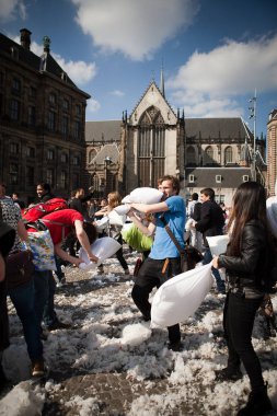 Amsterdam, Hollanda, Noord Holland - 5 Nisan 2014 Cumartesi - Baraj Meydanı'nda Yastık Savaşı
