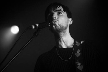 Amsterdam, Hollanda - 11 Şubat 2016: Hollandalı indie rock üçlüsü Bombay'ın Ot301 konserinde Albüm Yayın Gösterisi için konseri