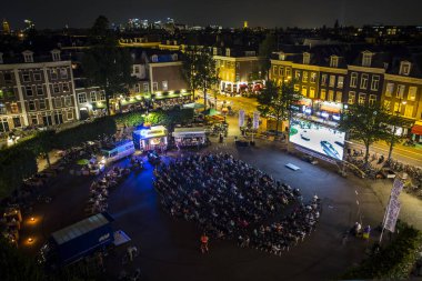 Amsterdam, Hollanda - 21 Ağustos 2015: 14-23/08/2015 tarihleri arasında düzenlenen Dünya Sineması Amsterdam'da Marie Heinekenplein'de Perulu a Los 40 filminin açık hava gösterimi