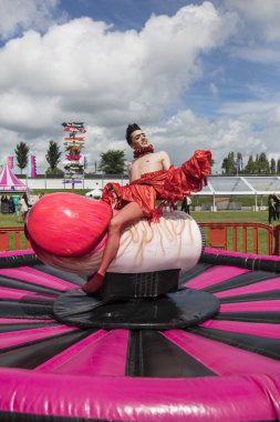 Amsterdam, Hollanda - 29 Temmuz 2017: Westerpark Milkshake Festivali'nde rodeo gibi penise binen travesti adam