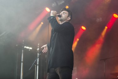 Traena, Norveç - 6 Temmuz 2017: Amerikalı blues rock grubu Rafferty'nin Traenafestival'deki konseri, küçük Traena adasında müzik festivali