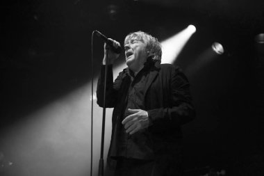 Amsterdam, Hollanda - 10 Şubat 2018: Belçikalı rock grubu Tjens Matic'in şarkıcı Arno ile melkweg konseri