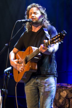 Utrecht, Hollanda - 1 Mayıs 2017: Amerikalı şarkıcı, söz yazarı ve multi-enstrümentalist Valerie June'un Utrecht'teki Tivoli Vredenburg konseri öncesinde Will Varley Music ile ilk perde