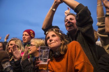 Traena, Norveç - 08 Temmuz 2016: Norveçli folk ve rock grubu Violet Road'un Traenafestival'deki konserinde seyirciler tezahürat yapıyor, Norveç'in küçük Traena adasında müzik festivali düzenleniyor