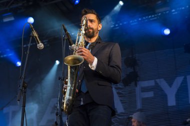 Traena, Norveç - 10 Temmuz 2015: Norveçli grup Kim Lie og hans Langt Nord Bandat the Traenafestival konseri, traena küçük adada müzik festivali gerçekleşiyor