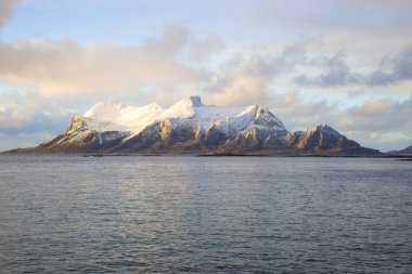 Karlı dağlara sahip norveç fiyortunun görünümü, Nordland, Norveç