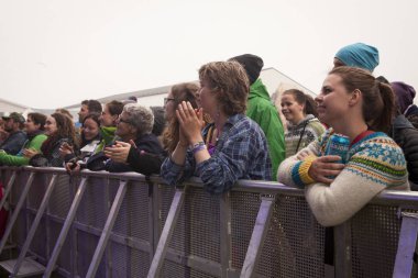 Traena, Norveç - 10 Temmuz 2013: Norveçli şarkıcı Hekla Stalstrenga'nın Traenafestival'deki konseri sırasında, küçük Traena adasında müzik festivali gerçekleşiyor