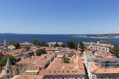 Arka planda Adriyatik denizi olan St. Donatus Kilisesi'nin çan kulesinden Zadar'ın havadan görünümü, Zadar, Hırvatistan