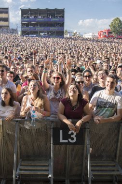 Nyon, İsviçre - 20 Temmuz 2017: Fransız ska grubu Tryo'nun Paleo Festivali konserinde tezahürat yapacak hayran kalabalığı