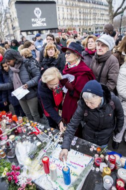 Paris, Fransa 10 Ocak 2016: Bombalama ve silahlı saldırı kurbanlarıanısına tören, Charlie Hebdo terör saldırısı anısına 