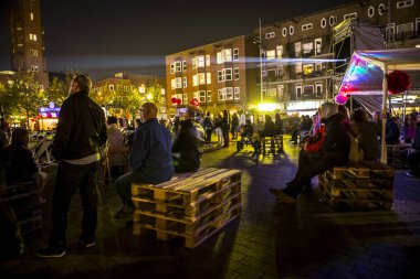 Amsterdam, Hollanda, 12-14 Eylül 2014, West'ival'de, Mercatorplein'de ücretsiz bir açık hava sinema ve kültür festivali. tarama sırasında seyirci
