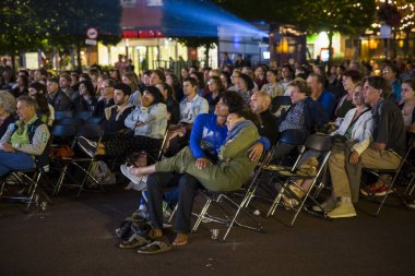 Amsterdam, Hollanda - 20 Ağustos 2015: 14-23/08/2015 tarihleri arasında düzenlenen Dünya Sineması Amsterdam festivali sırasında Marie Heinekein Plein'de Kolombiyalı todos se van'ın açık hava gösterimi