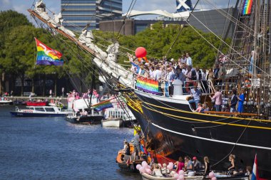 Amsterdam, Hollanda - 06 Ağustos 2016: İnsan hakları ve sivil eşitliğin korunması için yıllık etkinlik sırasında 3 direk yelkenli Clipper Stad Amsterdam'da parti yapanlar Gay Pride Parad