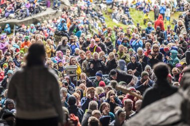 Traena, Norveç - 11 Temmuz 2015: Norveçli şarkıcı Anneli Drecker'ın Sanna Adası'ndaki Kirkehelleren Katedrali Mağarası'nda, Traenafestival'de konseri, traena adasında düzenlenen müzik festivali.